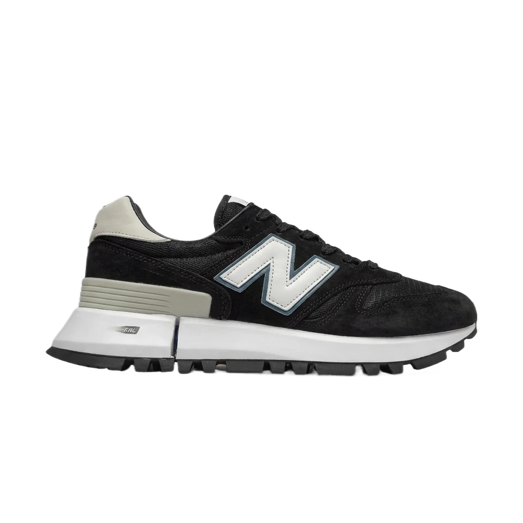 New Balance retro - style black shoes