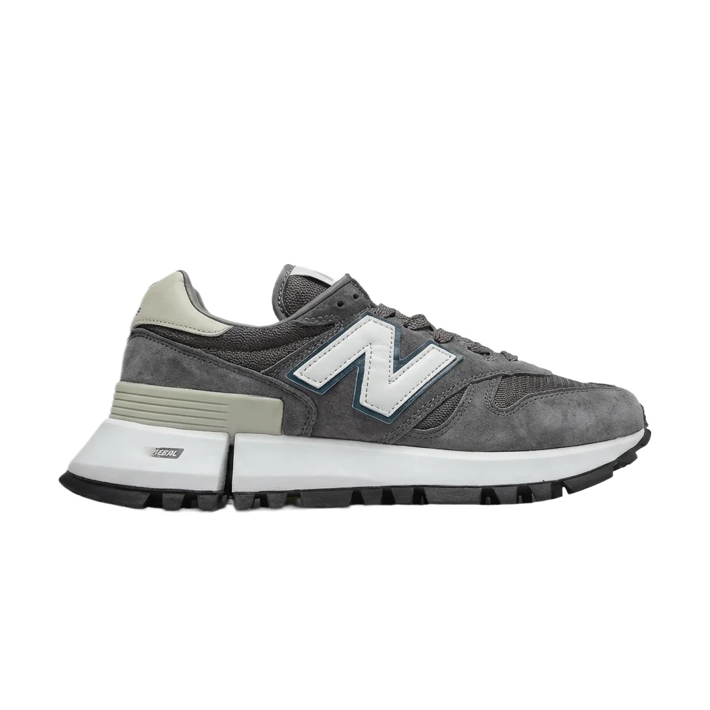 New Balance retro-style grey sports shoes