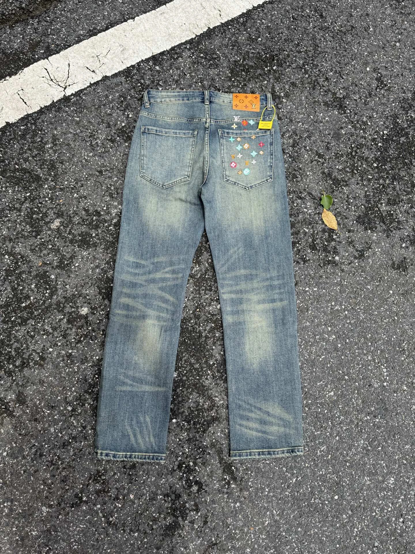 Small Colorful Marks And A Faded Straight Leg Paint-Detail Jeans - Evisu Essential Edit