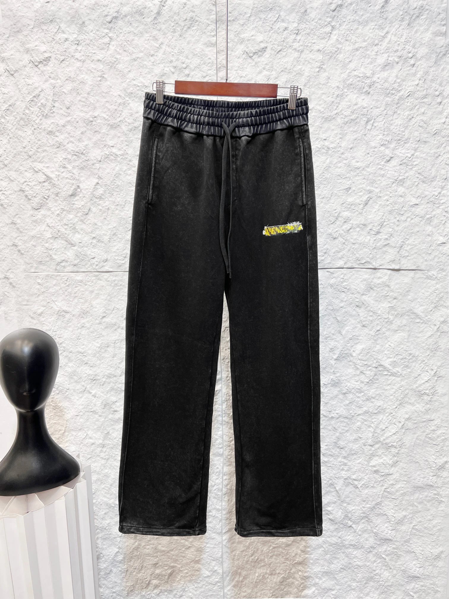 Minimal Cut And Understated Everyday Finish Straight Pants in Black