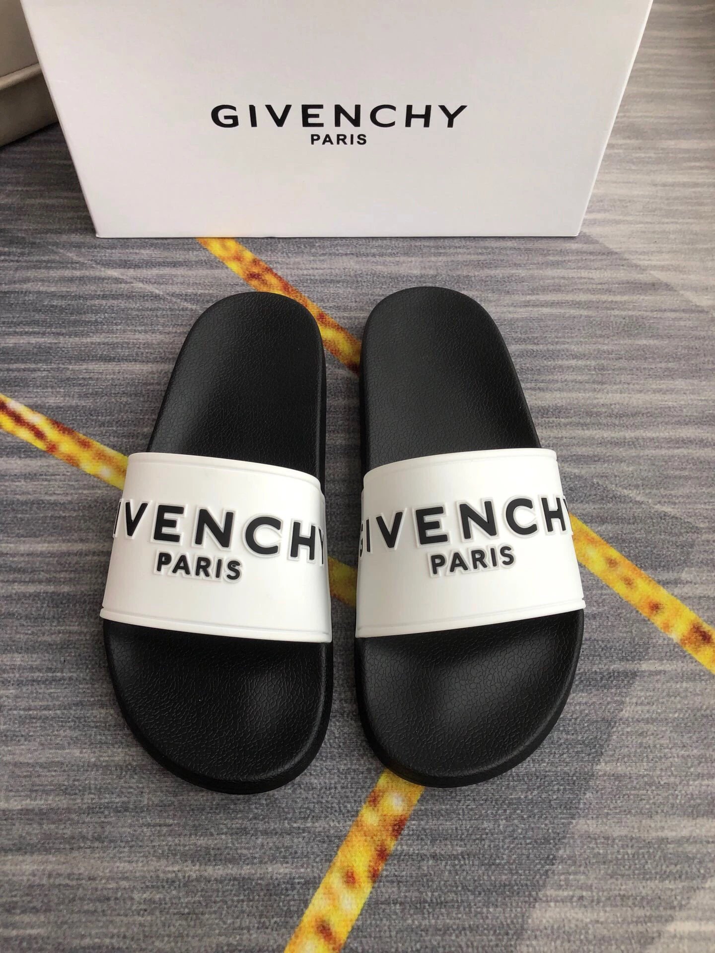 Trendy Brand Givenchy Letter Printed Black and White Slides