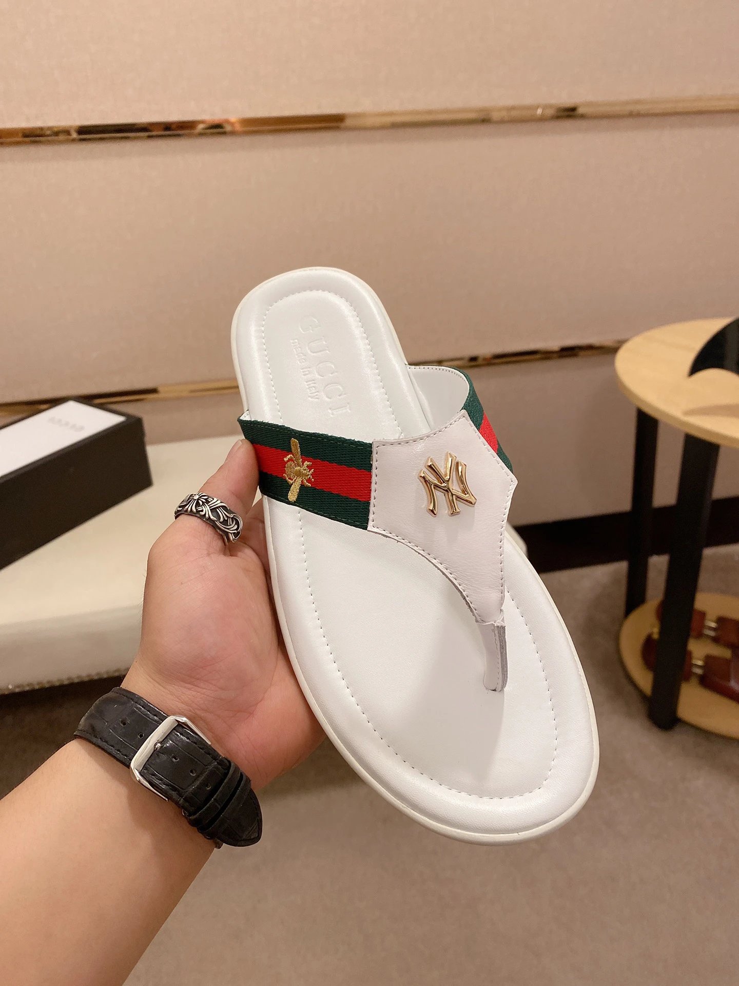 Gucci x NY Co-branded Vintage Style White Flip-Flops