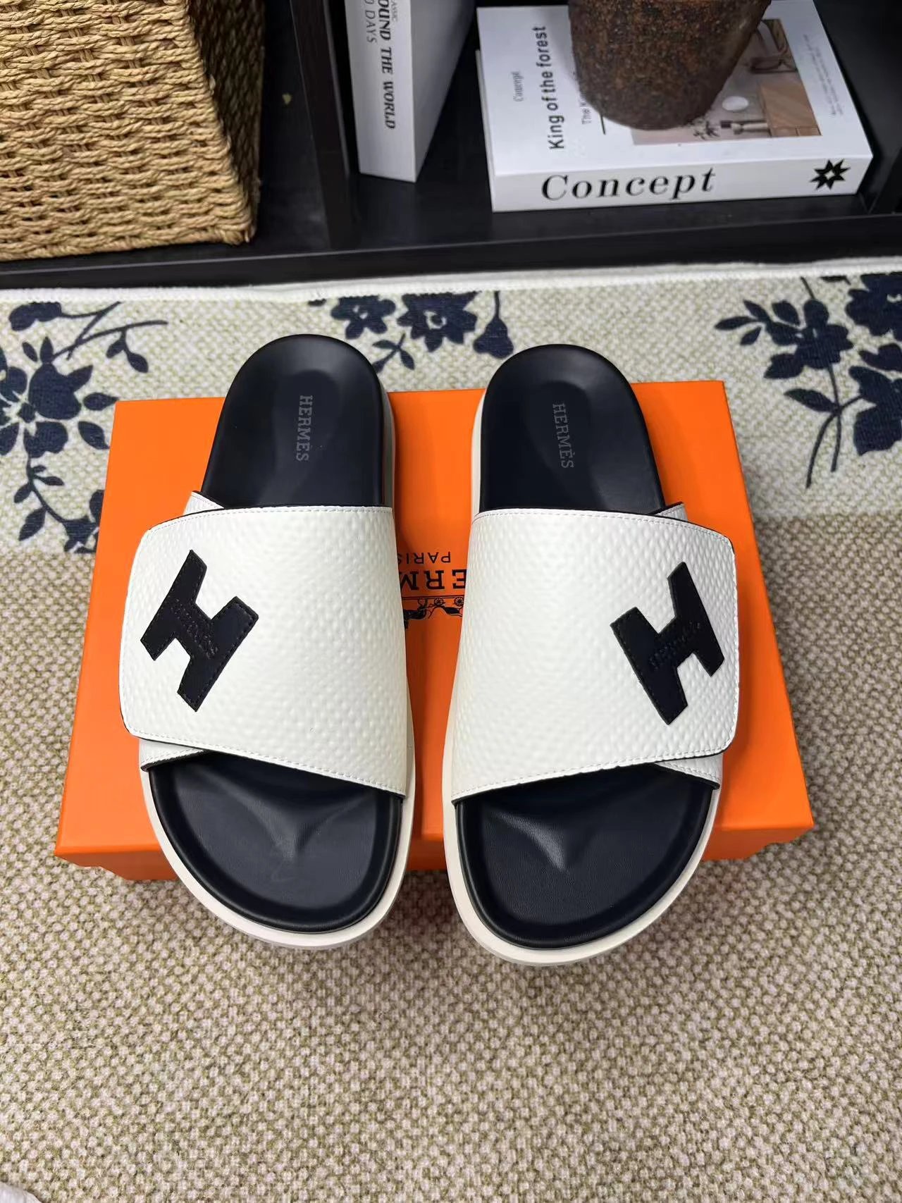 Hermès H Series Minimalist Style White Spliced Black Slide Sandals