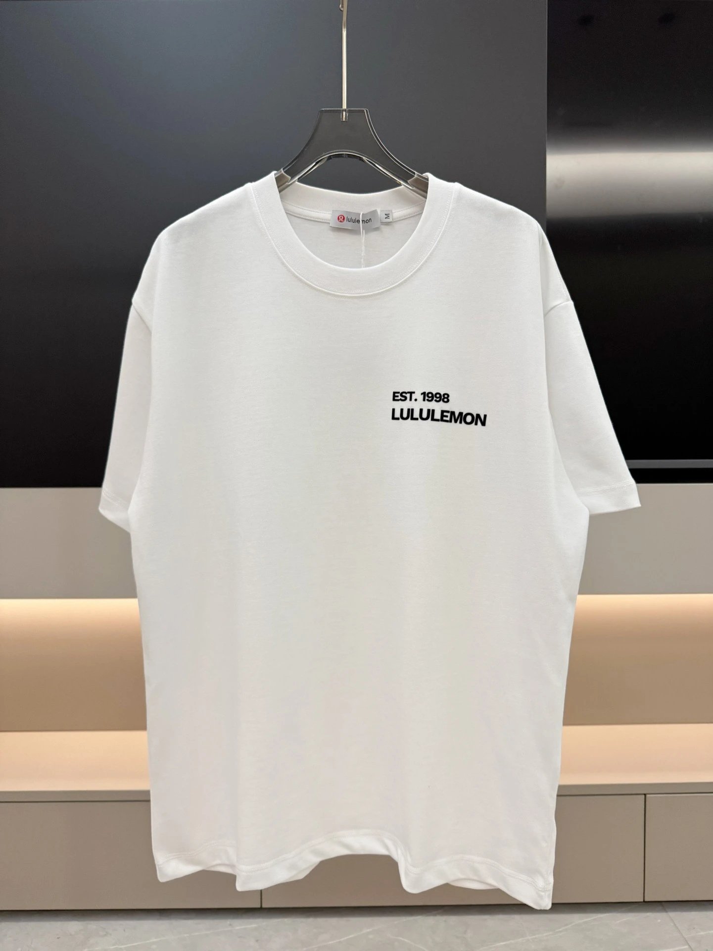 lululemon minimalist style printed white short-sleeve T-shirt