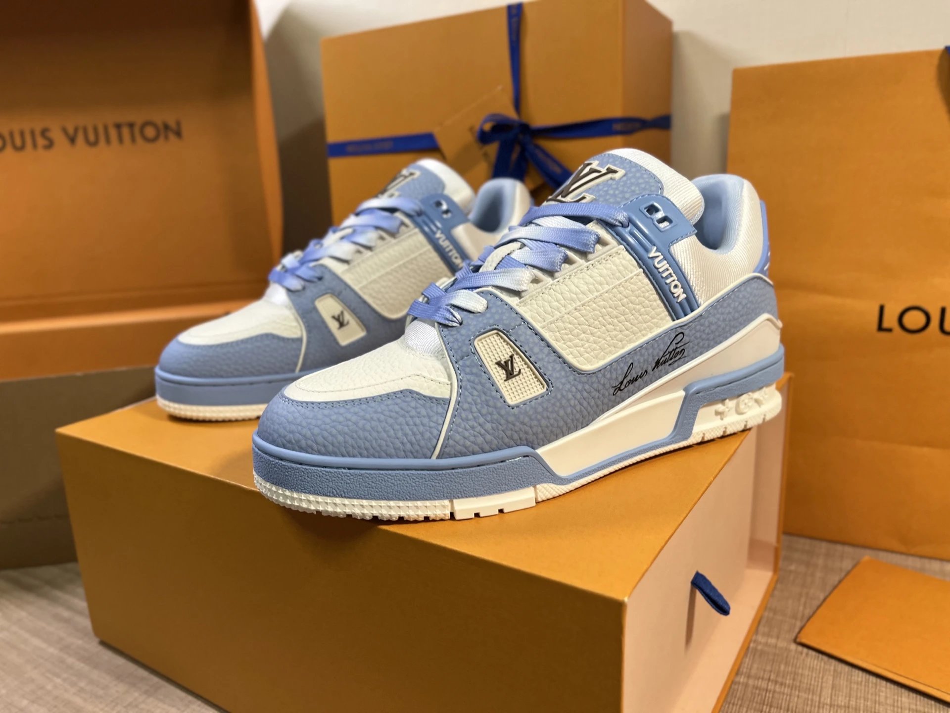 Louis Vuitton Blue Cream Low-top Beside Branded Blue Low-top Sneaker for Photo Ready Styling