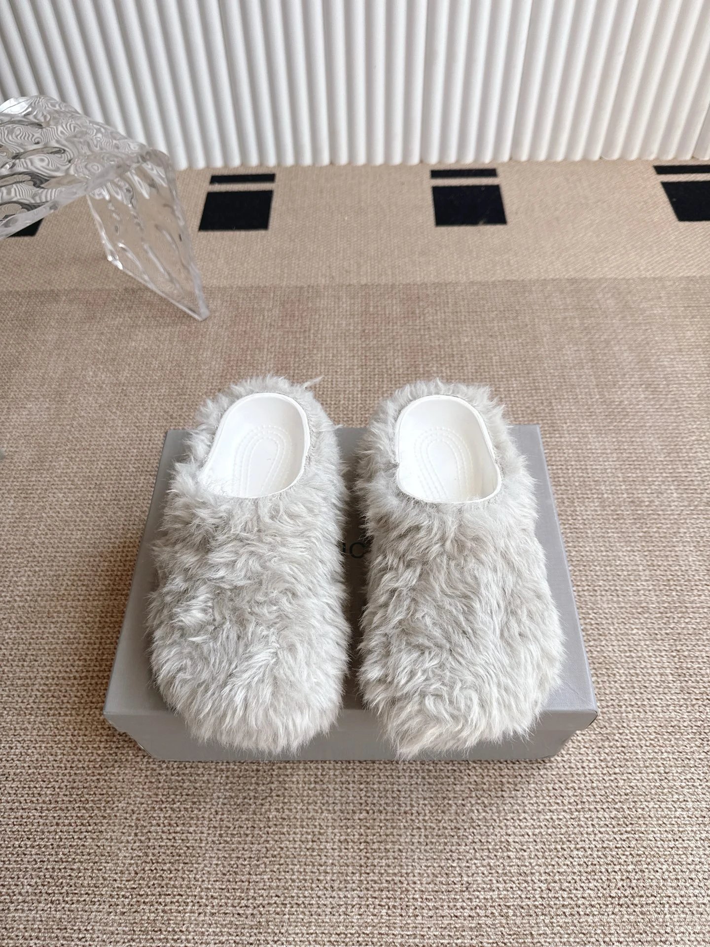 White Furry Slip-on Slippers Fuzzy Slippers for Daily Rotation