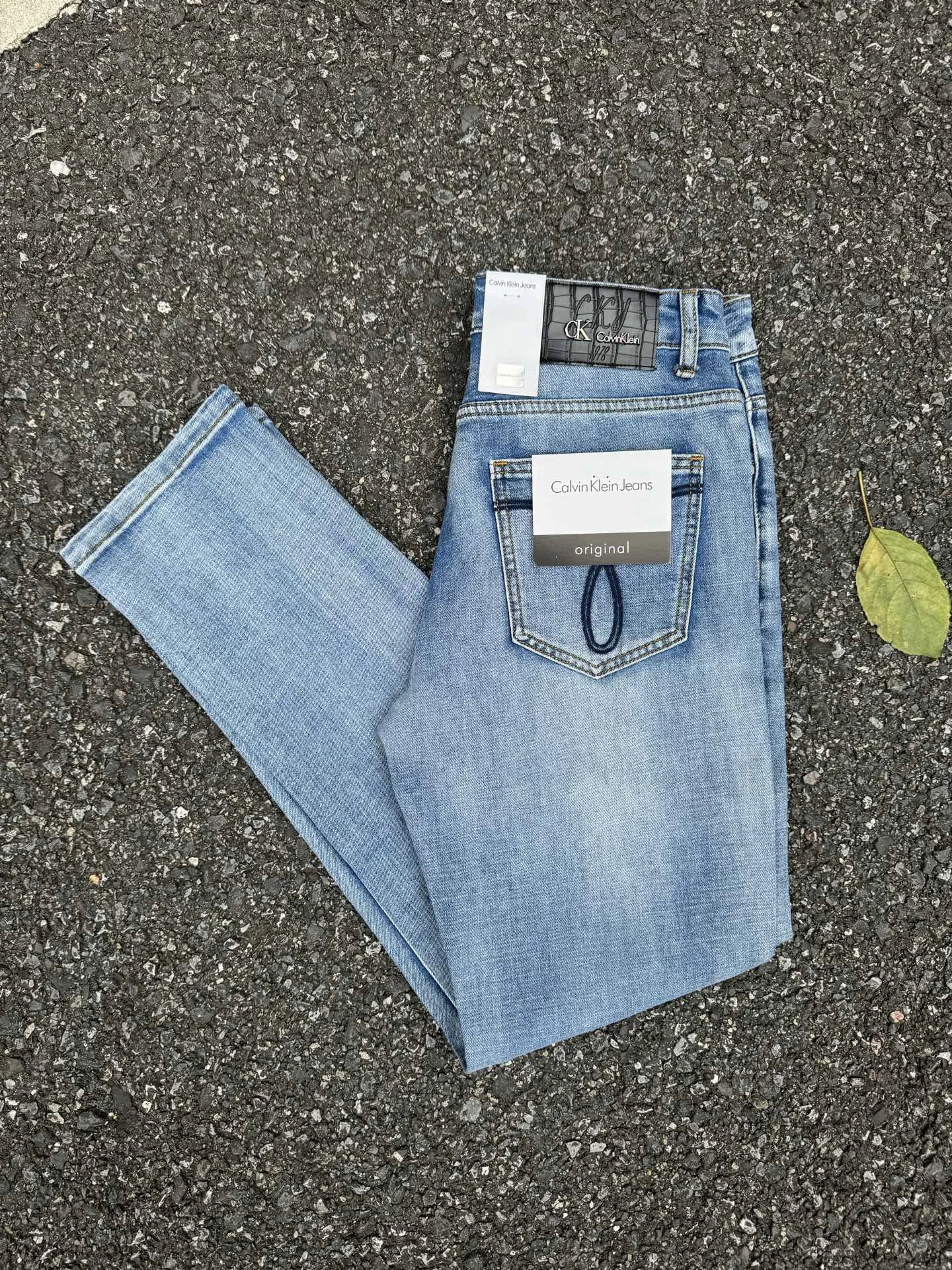 Streetwear Calvin Klein Logo Jeans with branded back patch and vintage wash