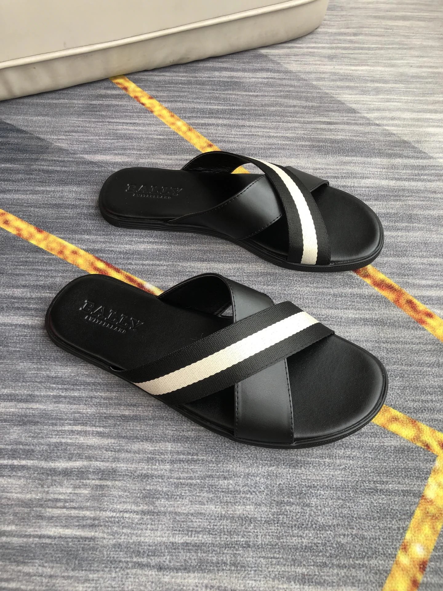 BALLY Classic Casual Style Black and White Colorblock Slide Sandals