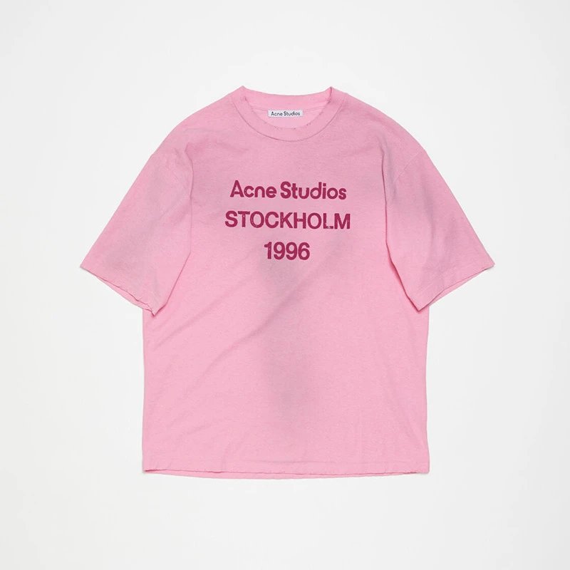 Acne Studios 2090-80 Pink Red Lettering Style Ac908026 Stockholm Logo T-Shirt City Outfit