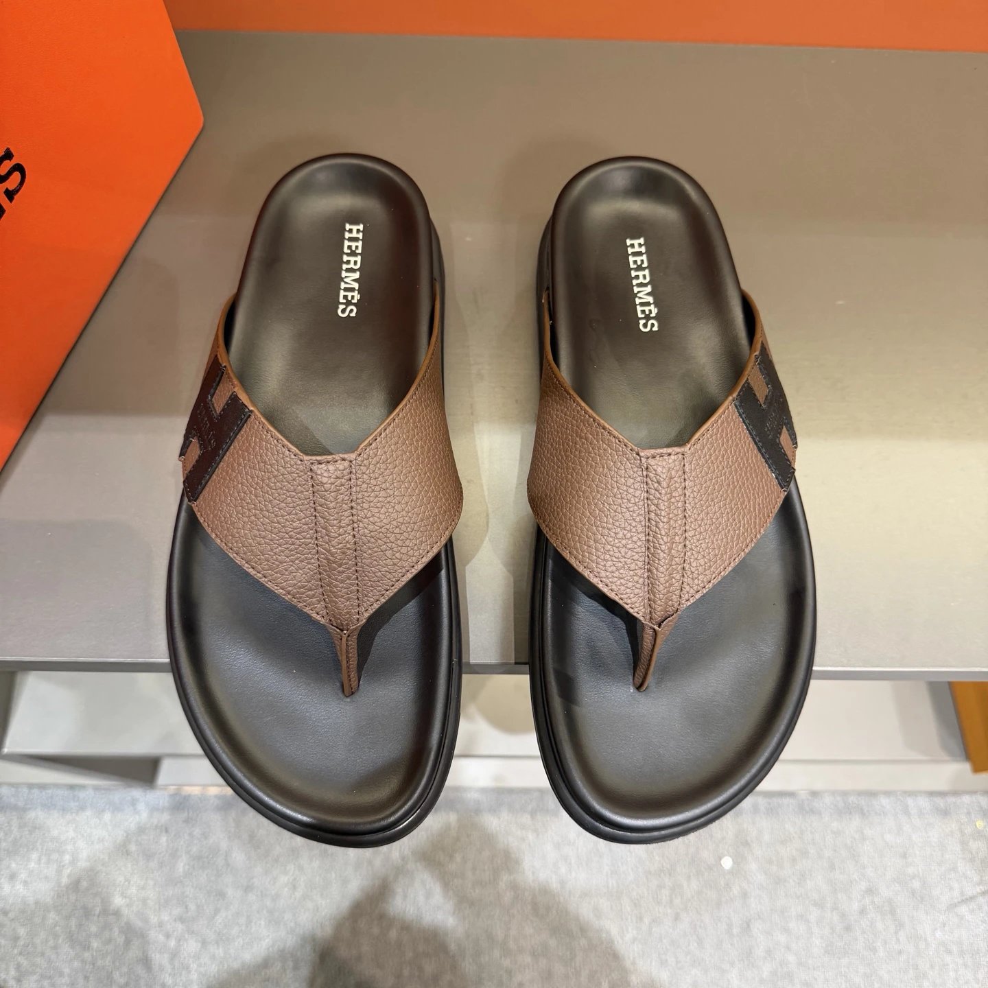 Hermès H Collection Casual Style Brown and Black Flip-Flops