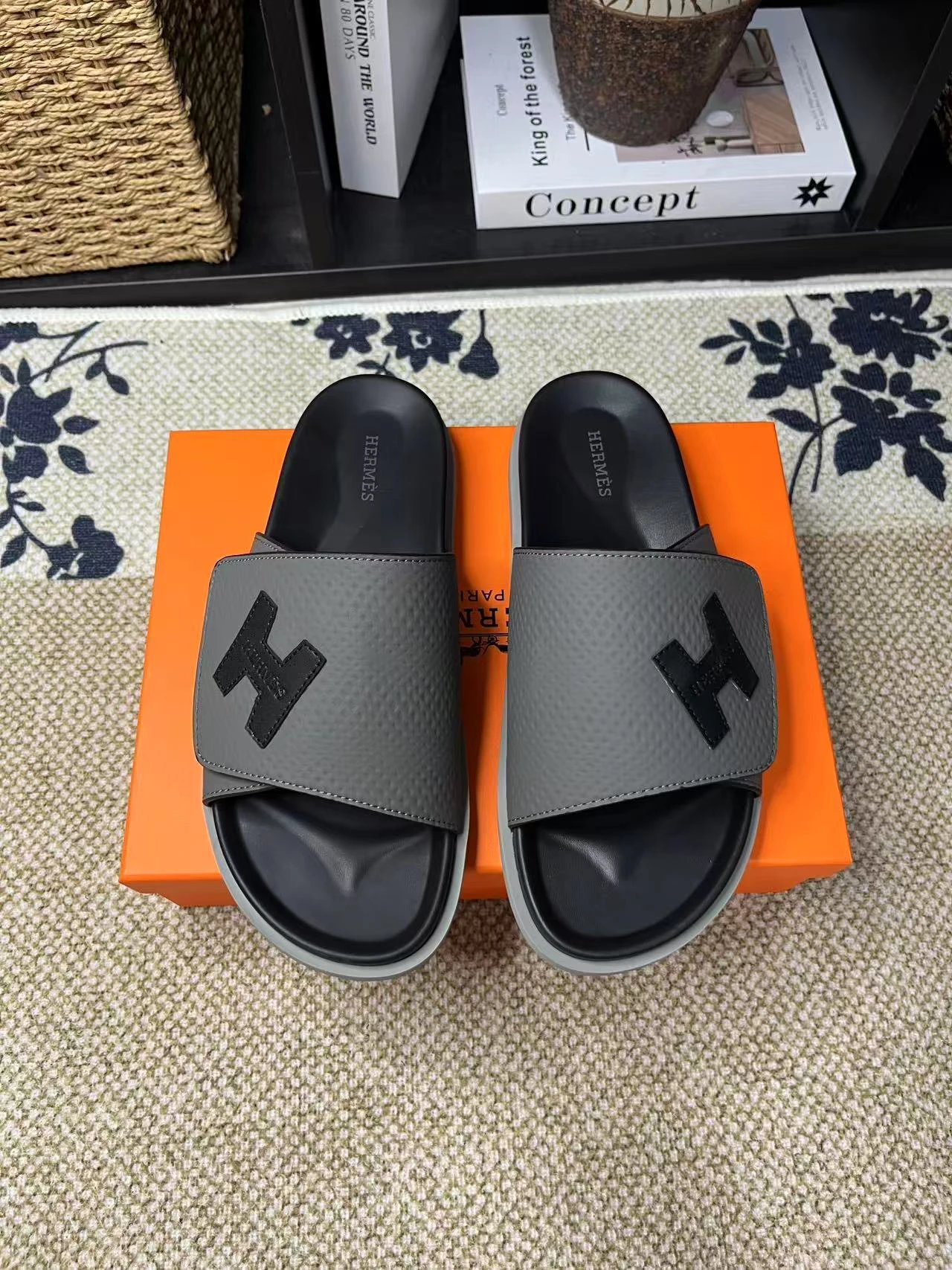 Hermès H-logo Casual Style Grey and Black Slides