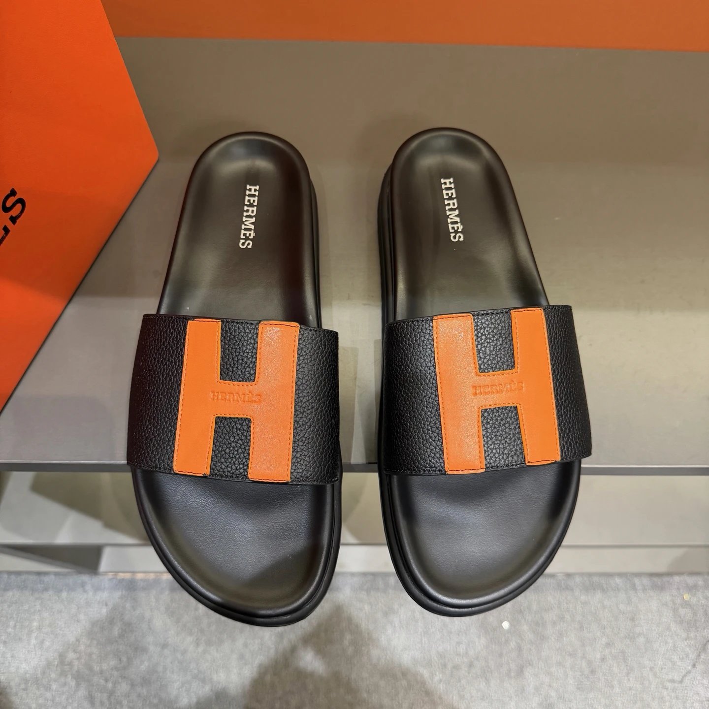 Hermès H Collection Light Luxury Style Black and Orange Color-block Slide Sandals
