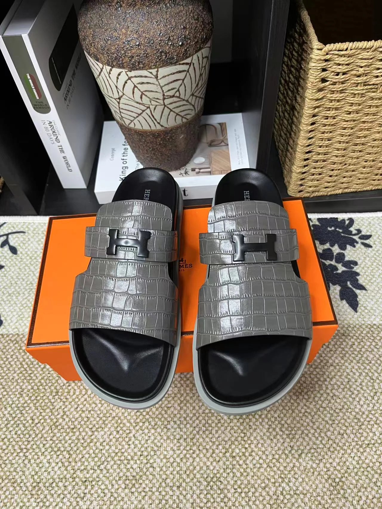 Hermès H-buckle Crocodile-Embossed Light Luxury Style Gray Slides