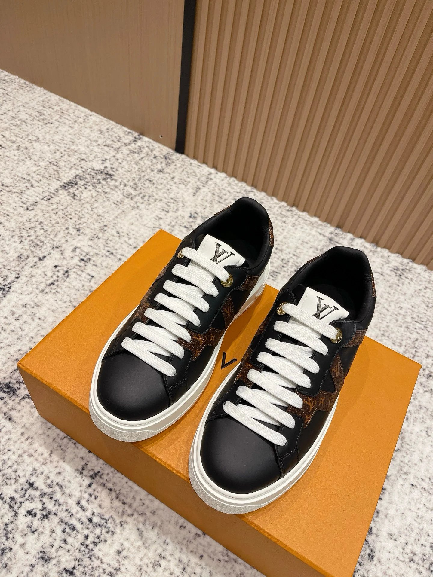 Nike Black Low-top Sneaker with Black Nike Low-top Detail