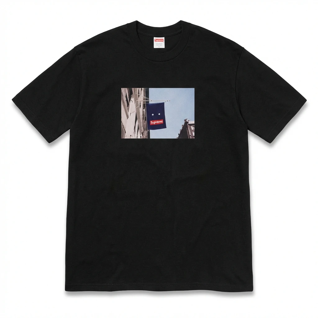 Supreme street scene style black T-shirt