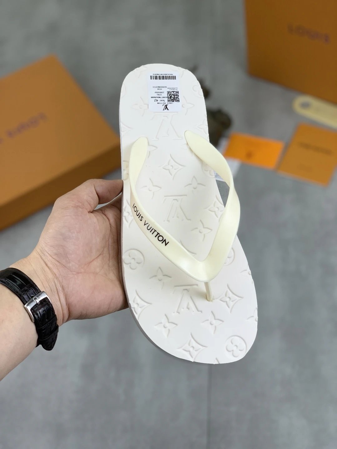 Louis Vuitton Classic Embossed Casual Off-white Flip-flops