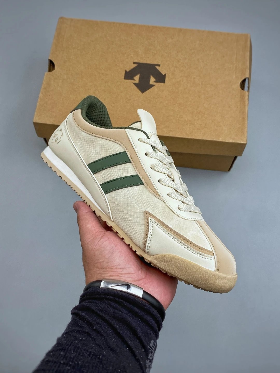 Descente Cream and Green Low-Profile Sneakers Highlighting Padded Heel Tab