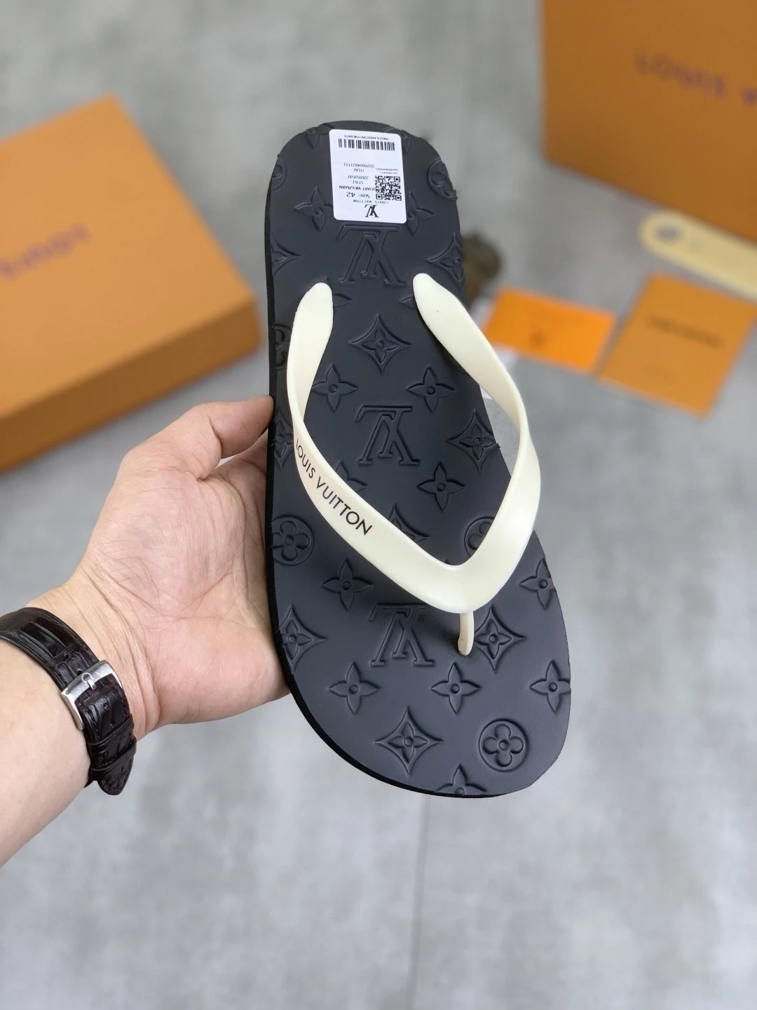 Louis Vuitton Monogram Light Luxury Black and White Flip-flops