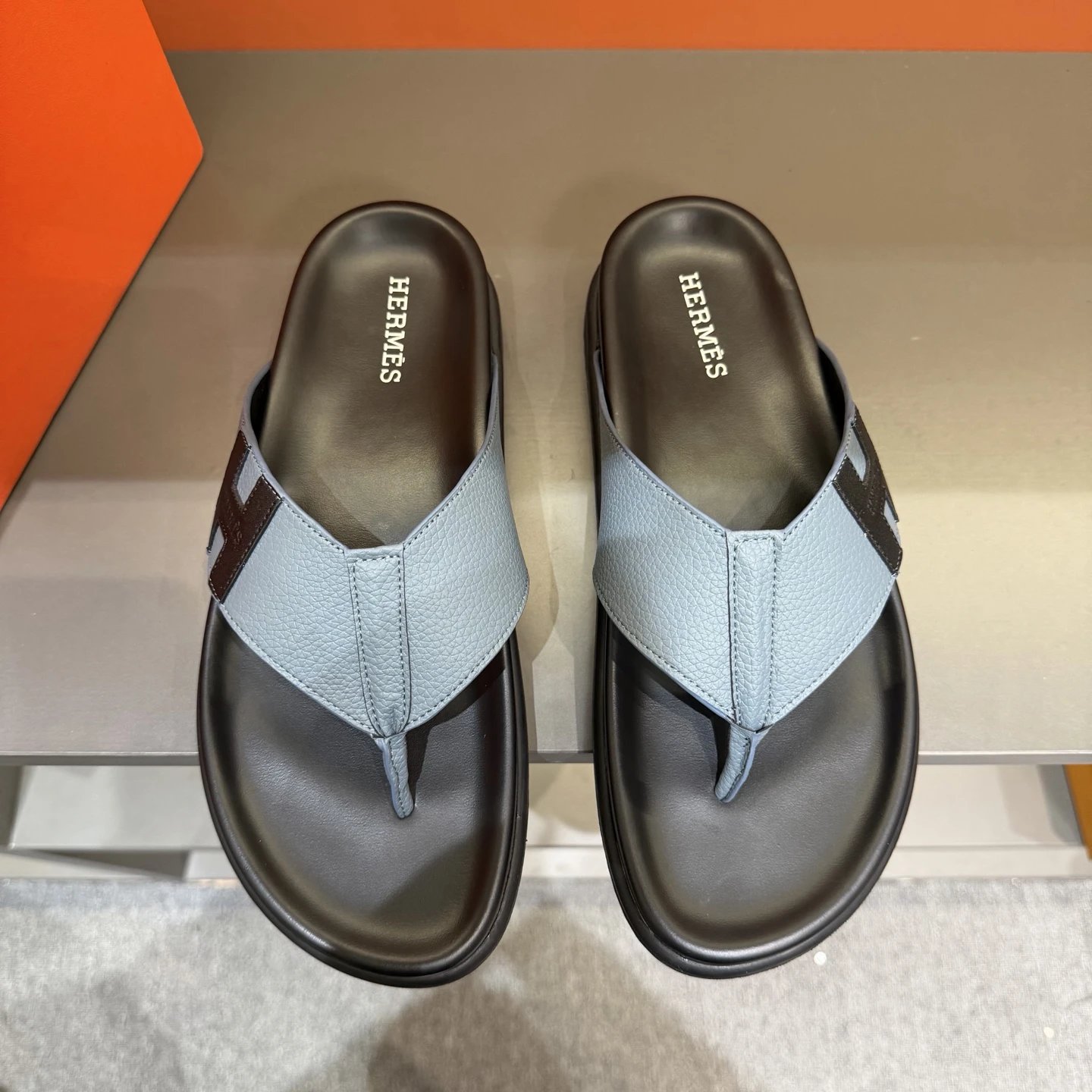 Hermès Classic Casual Style Grey-blue Flip-flops