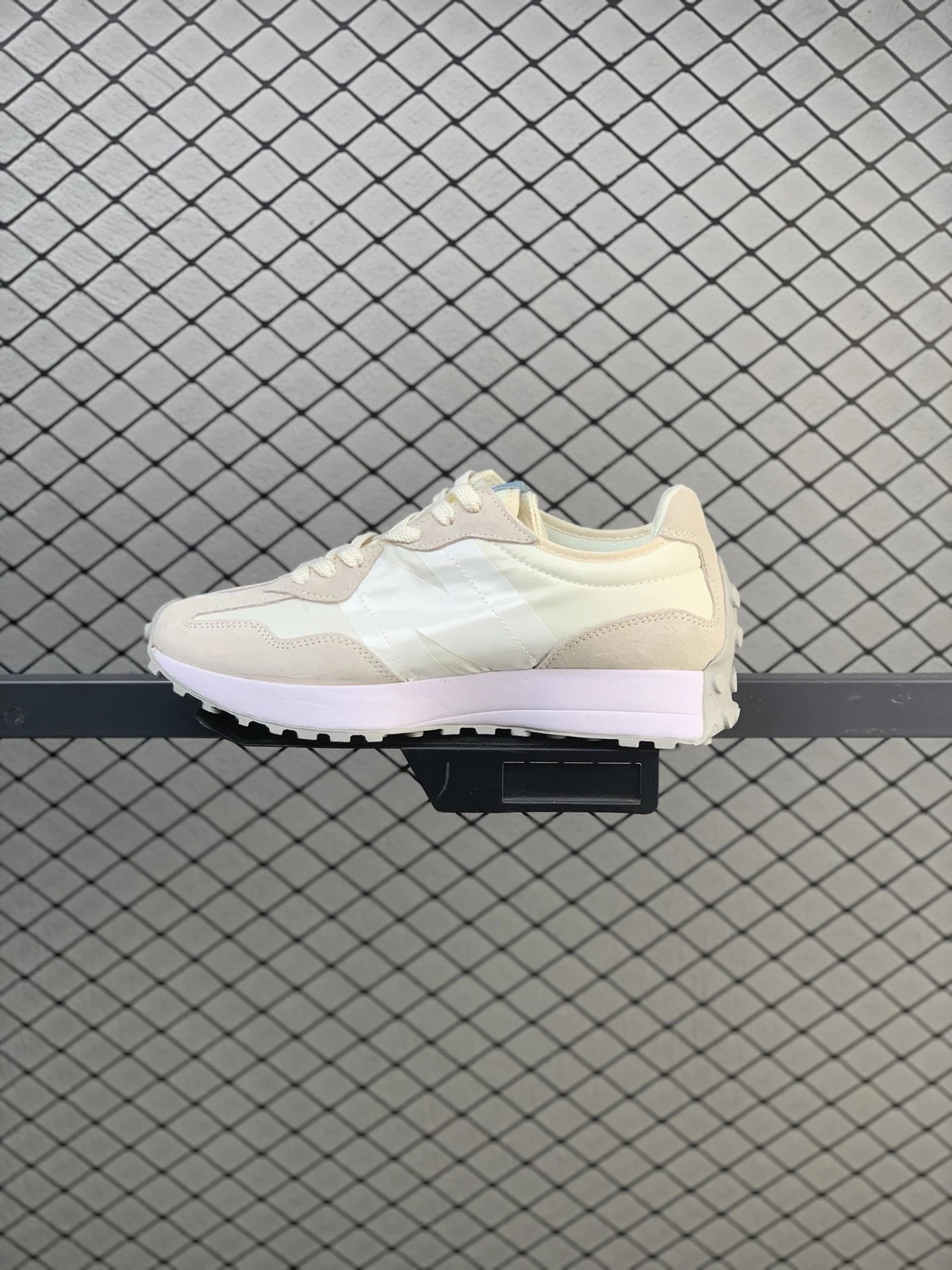 On Cream Dynamic Sole Shape Cloud Runners