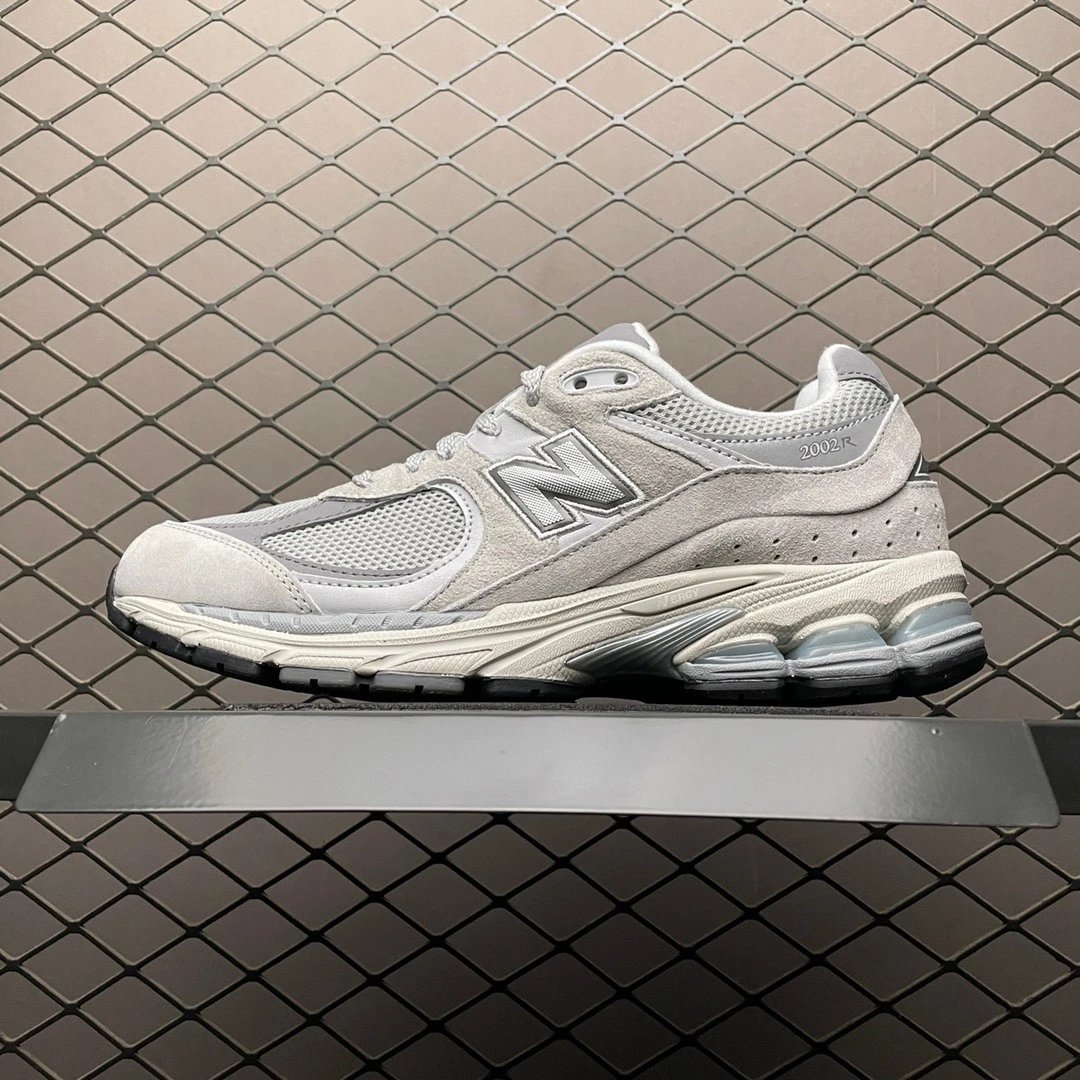 New Balance Beige Running Shoes Featuring Classic Running Profile