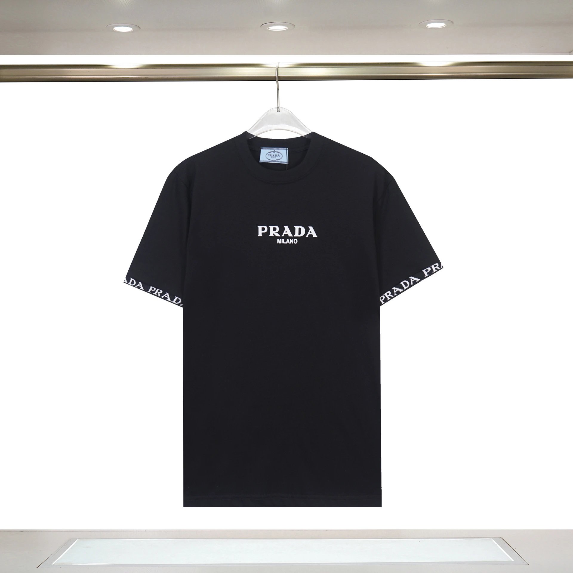 Amiri Resort Logo T-shirt Black Small AM for Travel Looks