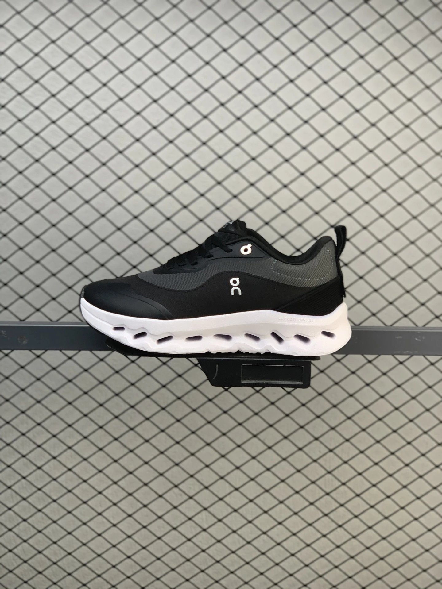 On Black Cloud Runners Defined by Streamlined Toe