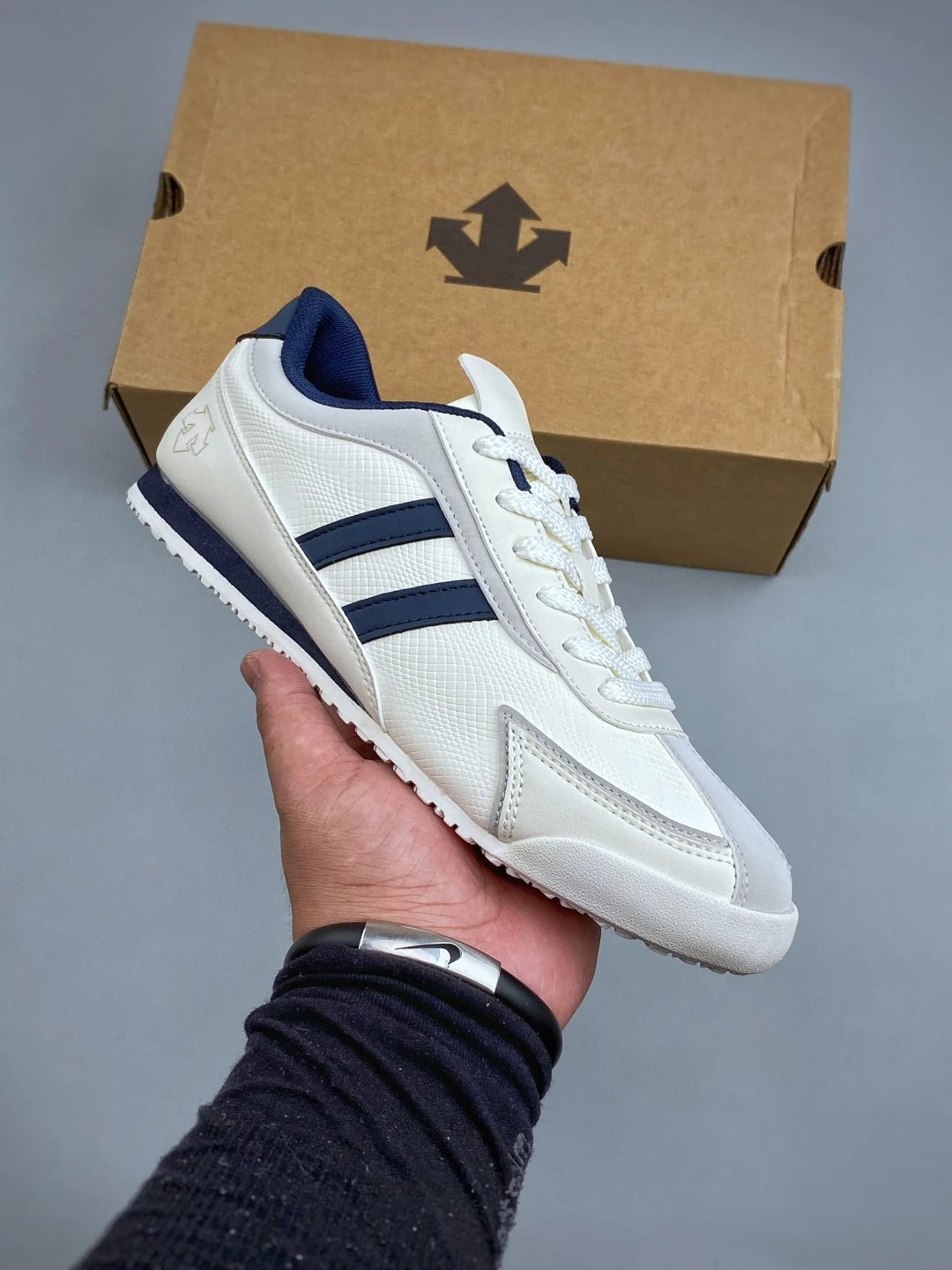Descente White and Navy Low-Profile Sneakers and Slim Rubber Sole
