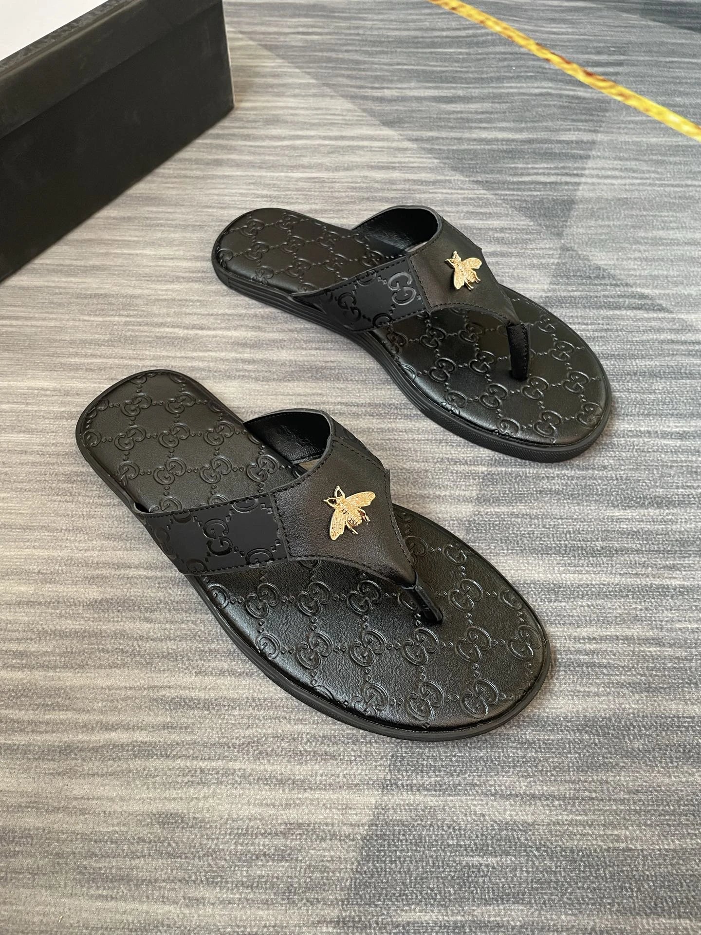 Gucci Bee Series Light Luxury Style Black Flip-Flops