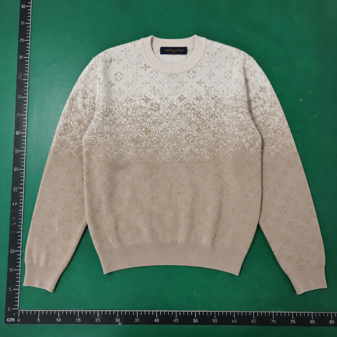 Light Patterned Knit Sweater with Dior Knit Sweater with Ribbed Texture QC photo
