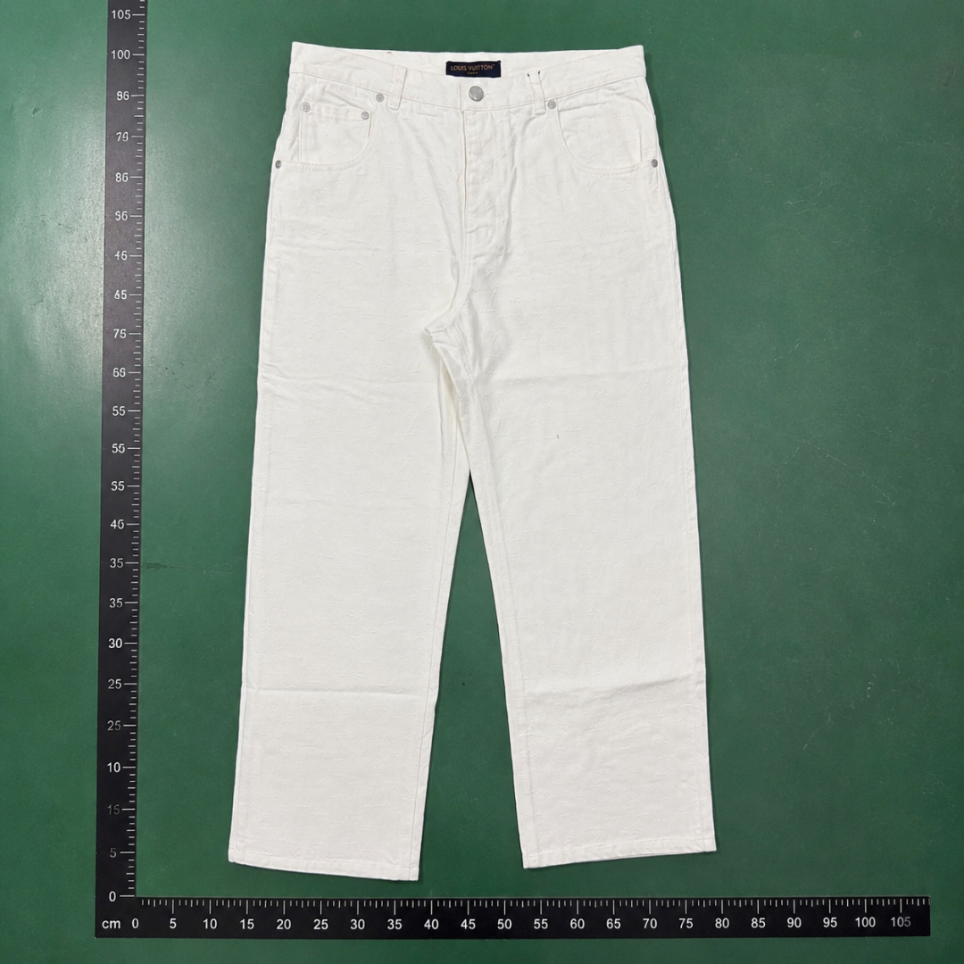 Straight Jeans with clean five-pocket look and relaxed leg - Travel QC photo